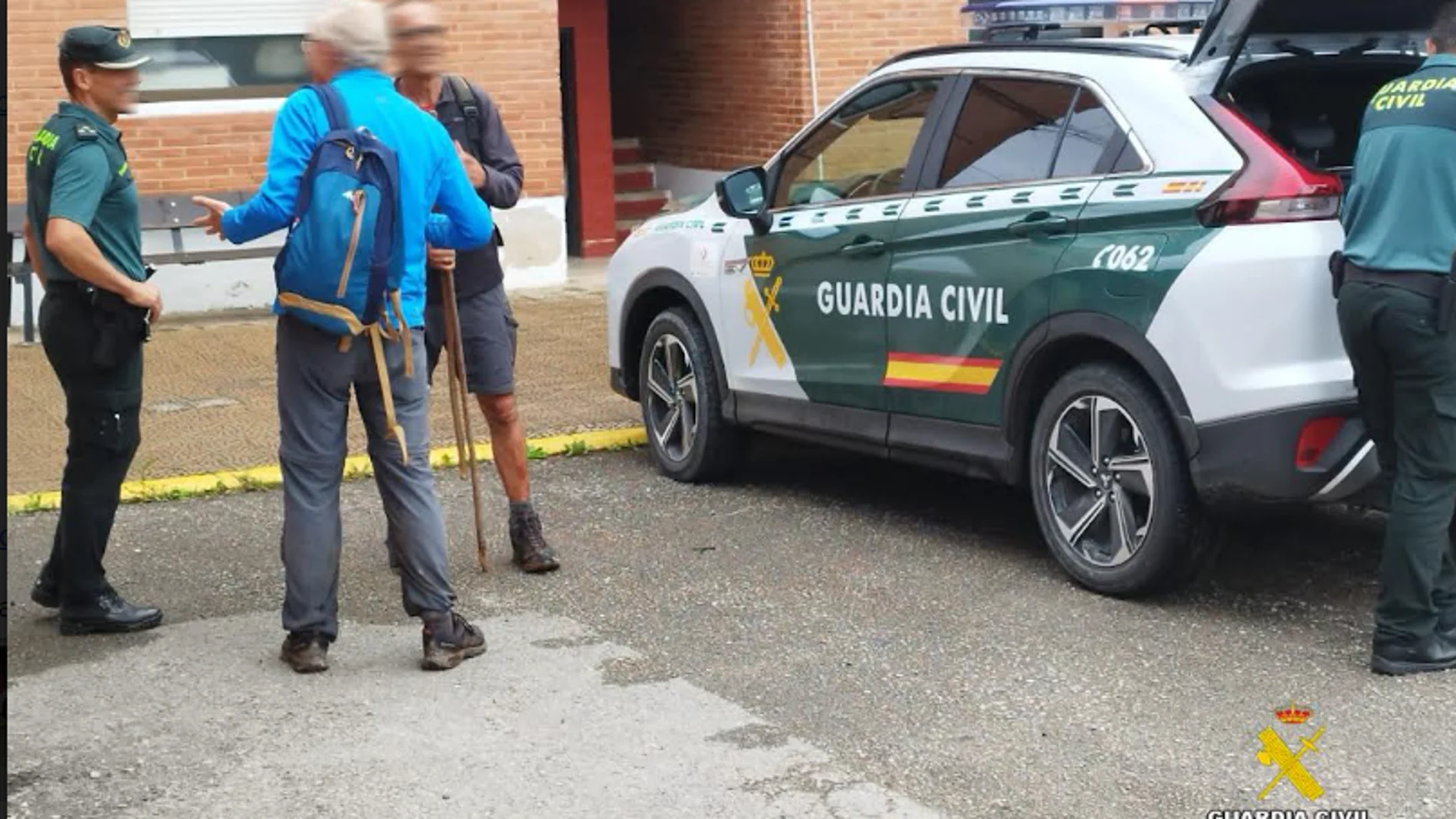 Uno de los senderistas muestra su agradecimiento a la Guardia Civil