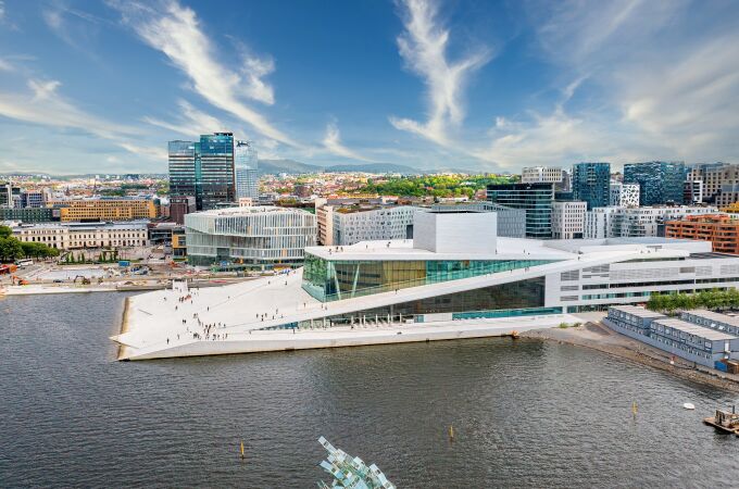 Vista panorámica aérea de la Ópera de Oslo y el nuevo barrio de negocios en Oslo, Noruega.