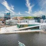 Vista panorámica aérea de la Ópera de Oslo y el nuevo barrio de negocios en Oslo, Noruega.