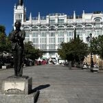 Un camión de la basura daña accidentalmente la escultura dedicada a Lorca en la plaza de Santa Ana