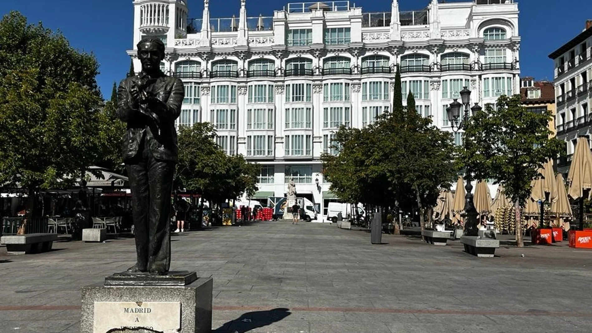 Un camión de la basura daña accidentalmente la escultura dedicada a Lorca en la plaza de Santa Ana EUROPA PRESS 01/08/2023