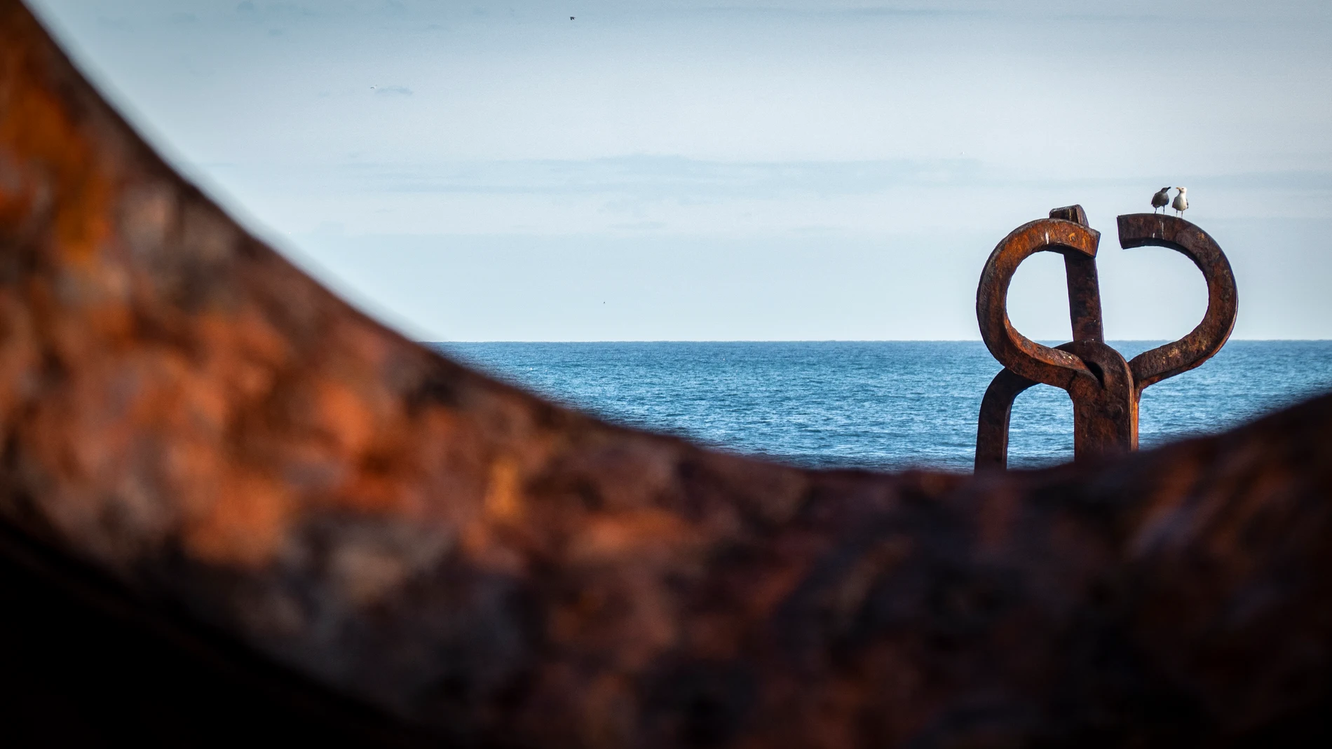 Dos gaviotas descansan sobre la escultura "El peine del viento", de Eduardo Chillida, este miércoles en San Sebastián. Los cielos en Euskadi se presentan hoy poco nubosos, con algún intervalo nuboso en el litoral de madrugada y primeras horas, aunque la nubosidad aumentará durante la tarde hasta quedar muy nubosos al final del día, con lluvias débiles en la vertiente cantábrica, que se pueden extender por la noche a puntos de Álava. EFE/Javier Etxezarreta
