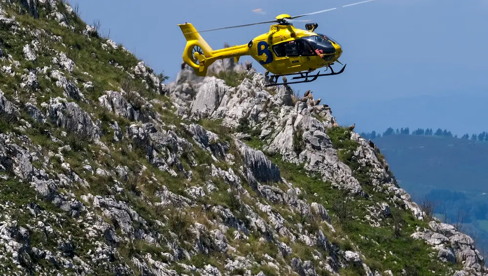 Uno de los helicópteros que participó en las labores de emergencia en el accidente del autobús que volcó el lunes en los Lagos de Covadonga que provocó 6 heridos graves, 6 de consideración y 37 heridos leves