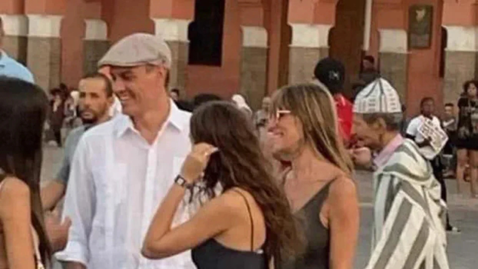  Pedro Sánchez de vacaciones en Marruecos con su mujer Begoña y sus hijas.