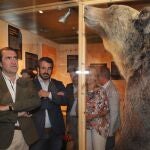 El consejero de Medio Ambiente, Vivienda y Ordenación del Territorio, Juan Carlos Suárez-Quiñones (I), visita las nuevas instalaciones de la Casa del Parque Natural Montaña Palentina en Cervera de Pisuerga (Palencia)