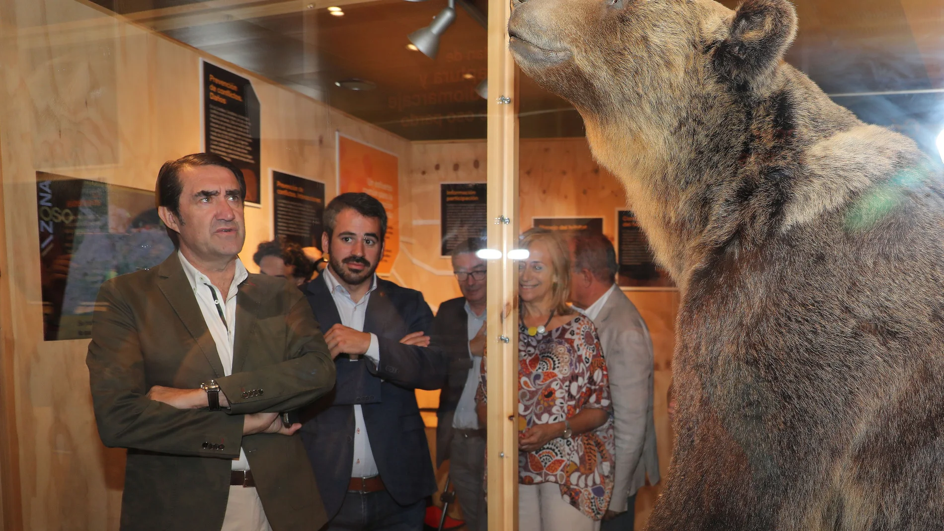 El consejero de Medio Ambiente, Vivienda y Ordenación del Territorio, Juan Carlos Suárez-Quiñones (I), visita las nuevas instalaciones de la Casa del Parque Natural Montaña Palentina en Cervera de Pisuerga (Palencia)