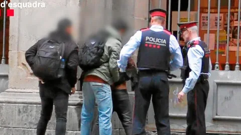 Un pareja de Mossos, en un arresto