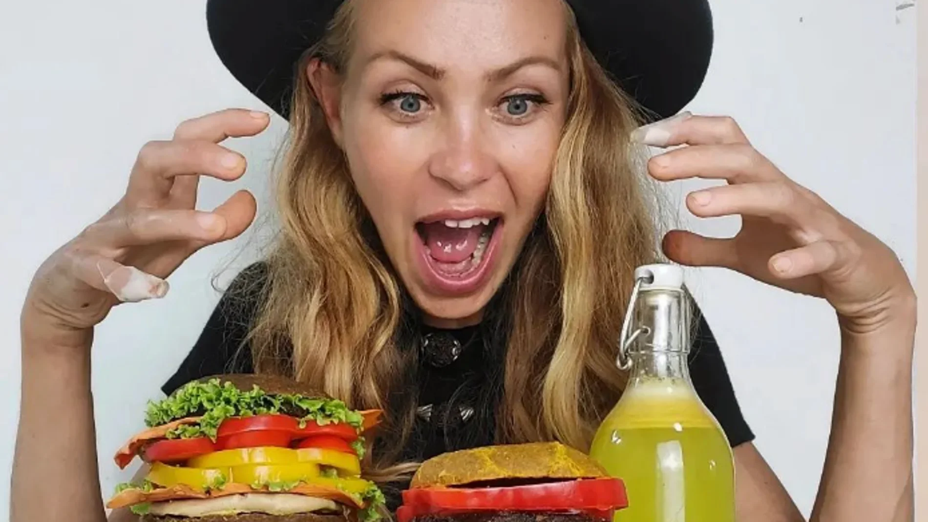 Fallece influencer vegana Zhanna D'Art por desnutrición tras seguir una extrema dieta de frutas