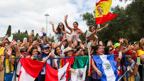 Un grupo de jóvenes de diferentes países este miércoles en la Jornada Mundial de la Juventud (JMJ) que se celebra en Lisboa del 1 al 6 de agosto