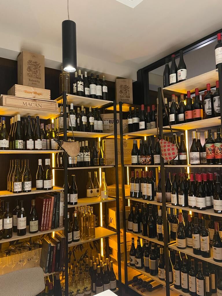 Bodega con más de 300 referencias, en Sukaldean de Aitor Santamaría