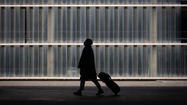 Una viajera con maleta en el aeropuerto de El Prat