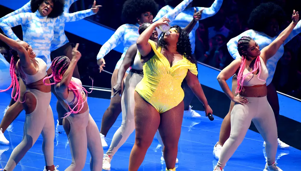 Lizzo con su equipo de bailarinas en uno de sus conciertos