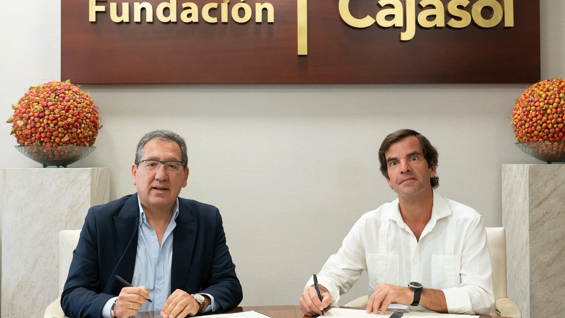 De izquierda a derecha, el presidente de la Fundación Cajasol, Antonio Pulido, y el presidente de la Fundación Nao Victoria, José Fernández de Cabo. FUNDACION CAJASOL 03/08/2023