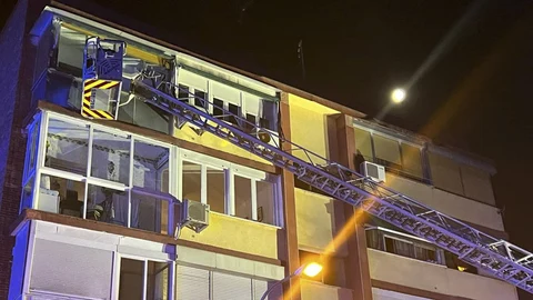Un hombre de 56 años ha fallecido esta madrugada durante el incendio de una vivienda en la calle San Pedro de Cardeña, en el distrito de Hortaleza, suceso que requirió además la atención a nueve pacientes, todos de carácter leve, han informado fuentes de Emergencias Madrid.