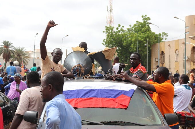 Níger.- Cientos de manifestantes apoyan en Niamey a la junta golpista de Níger en el Día de la Independencia