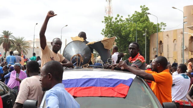 Níger.- Cientos de manifestantes apoyan en Niamey a la junta golpista de Níger en el Día de la Independencia