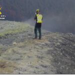 Agentes del GREIM de la Guardia Civil vigilan el volcán de La Palma