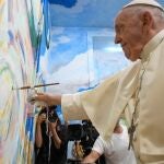 El Papa da una pincelada verde en el mural de Scholas en Cascais: "Es una capilla sixtina pintada por ustedes"