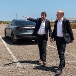 Carlos Mazón (i), junto al CEO de PowerCo, Thomas Dahlem (d), visita las obras de urbanización de Parc Sagunt II, donde se ubicará la gigafactoría de celdas de baterías para vehículos eléctricos del grupo Volkswagen