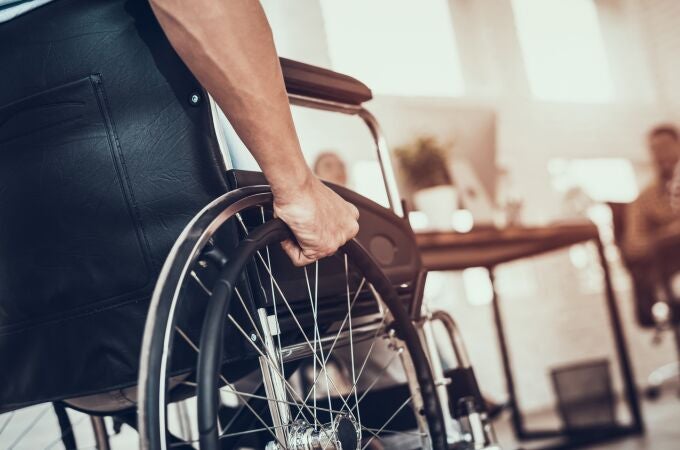 Un hombre con discapacidad en silla de ruedas
