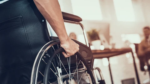 Un hombre con discapacidad en silla de ruedas