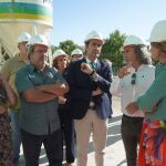 El consejero de Medio Ambiente, Vivienda y Ordenación del Territorio, Juan Carlos Suárez-Quiñones, visita las obras de rehabilitación y mejora de la eficiencia energética del grupo de 22 viviendas de camineros en Zamora.