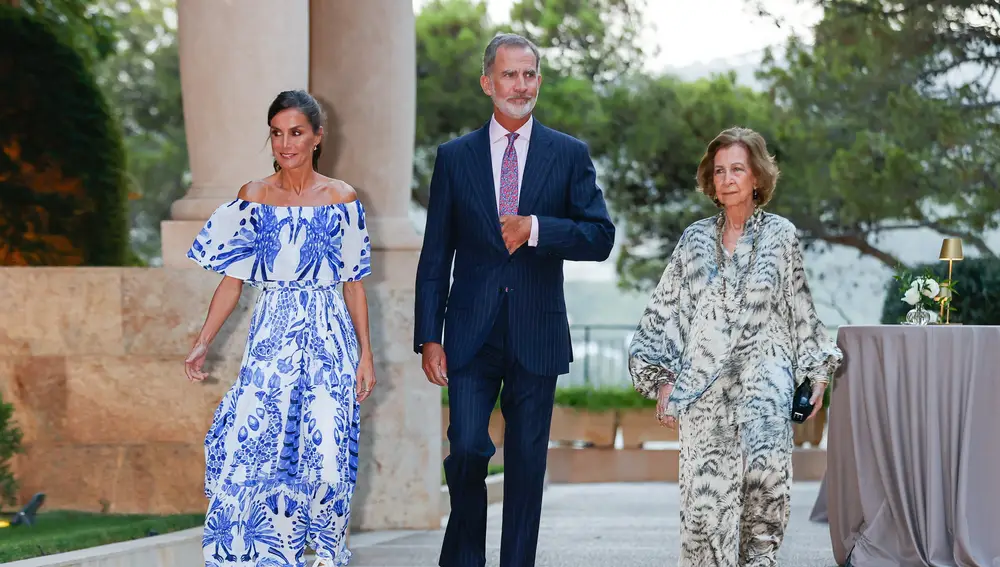 Los Reyes Felipe y Letizia junto a la Reina Sofía