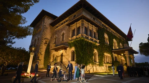 Los Reyes de España, Felipe Vi y Letizia Ortíz junto con Reina Sofía, en la recepción ofrecida a las autoridades de las Islas Baleares y a una representación de la sociedad balear en el Palacio de Marivent.