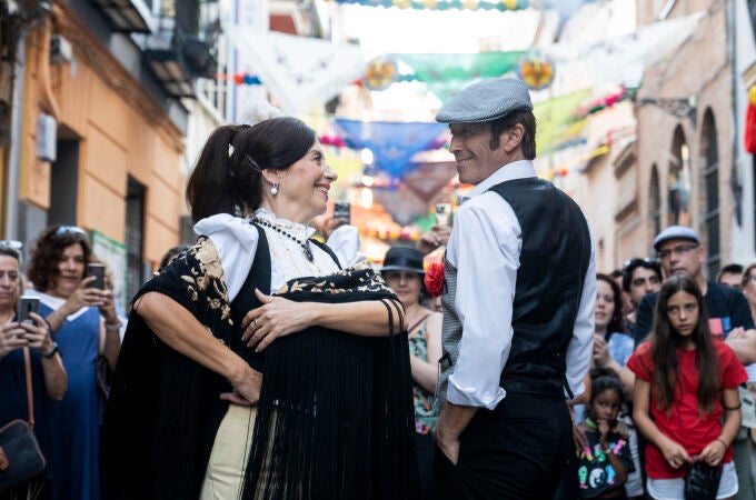 Chulapos y ambiente durante las fiestas de San Cayetano, en la calle del Oso, en Madrid. David Jar
