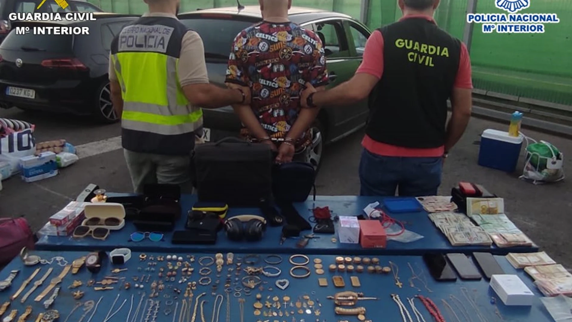 Detenido un ladrón a punto de zarpar en el ferry de Argelia con 175.000 euros en joyas robadas