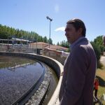 El consejero Suárez-Quiñones visita las obras de mejora en la EDAR de Astorga (León)