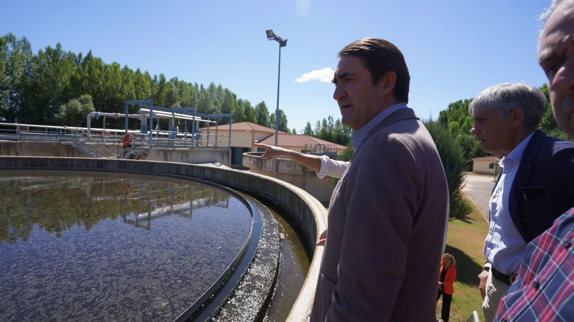 El consejero Suárez-Quiñones visita las obras de mejora en la EDAR de Astorga (León)