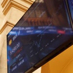 Economía/Bolsa.- El Ibex cierra la semana cayendo un 3,3% tras la rebaja del rating a EEUU