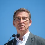 Feijóo se pasea por Porto do Son (A Coruña) y dice que seguirá "trabajando por la estabilidad del país"