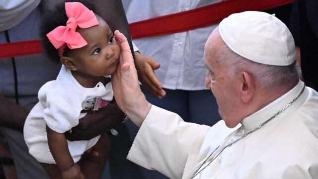 El papa visitó el centro de caridad Serafina en Lisboa e instó "a ensuciarse las manos"