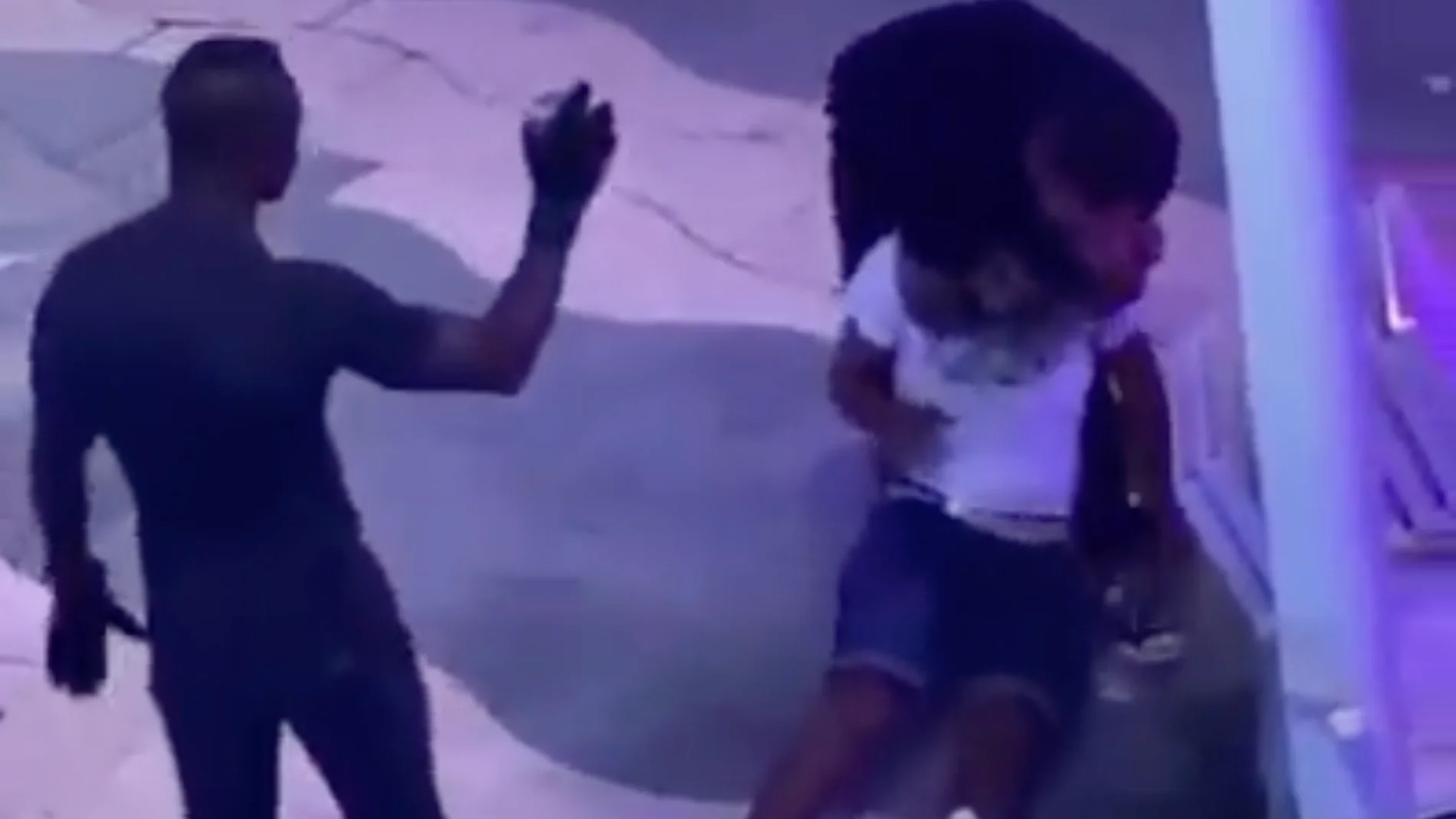 Un portero de una discoteca reduce a un joven hasta dejarle inconsciente en el suelo