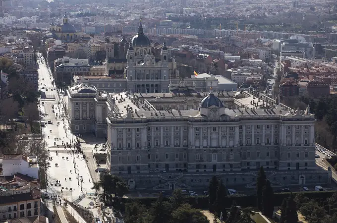 Ayuso pide a Sánchez más horas de iluminación para palacios y museos de Madrid