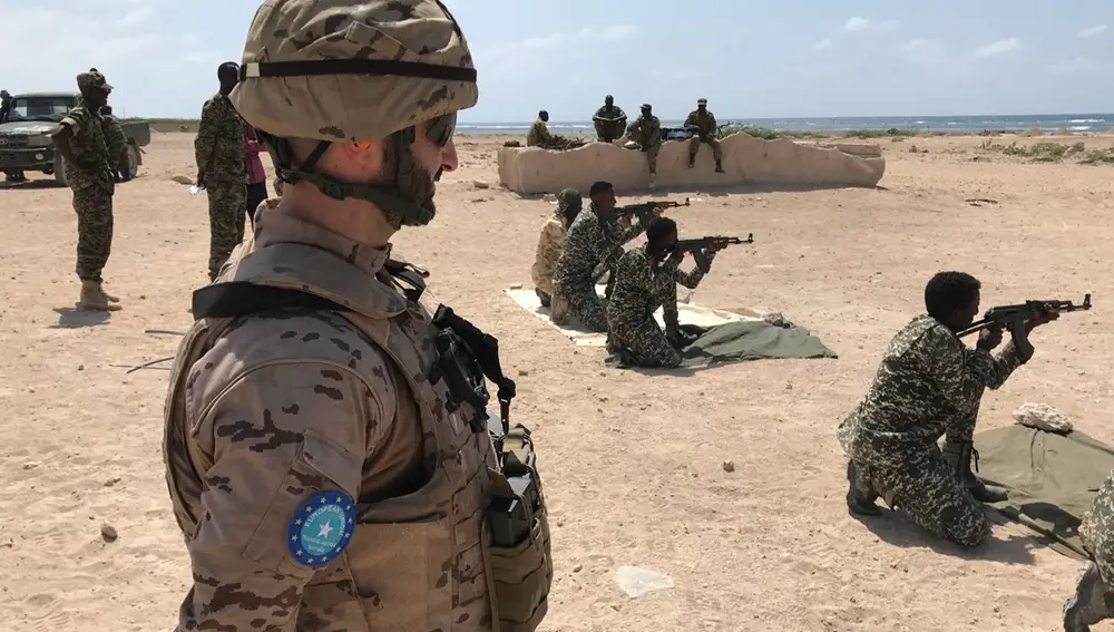 Un militar español durante el entrenamiento a soldados somalíes