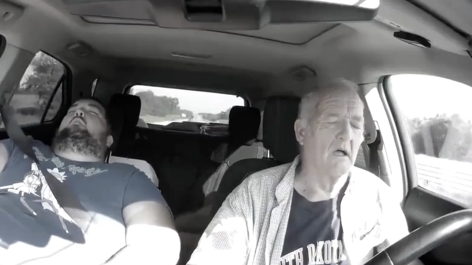 El video del hombre mayor que se queda dormido al volante y culpa a un conductor imaginario