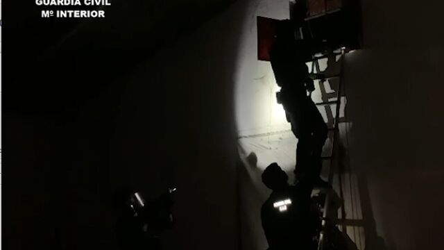 Los aagentes dela Guardia Civil acceden con una escalera al domicilio de uno de los detenidos