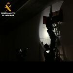 Los aagentes dela Guardia Civil acceden con una escalera al domicilio de uno de los detenidos