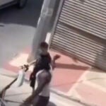 En Murcia, un hombre golpea a un chico en patinete que permanece inmóvil