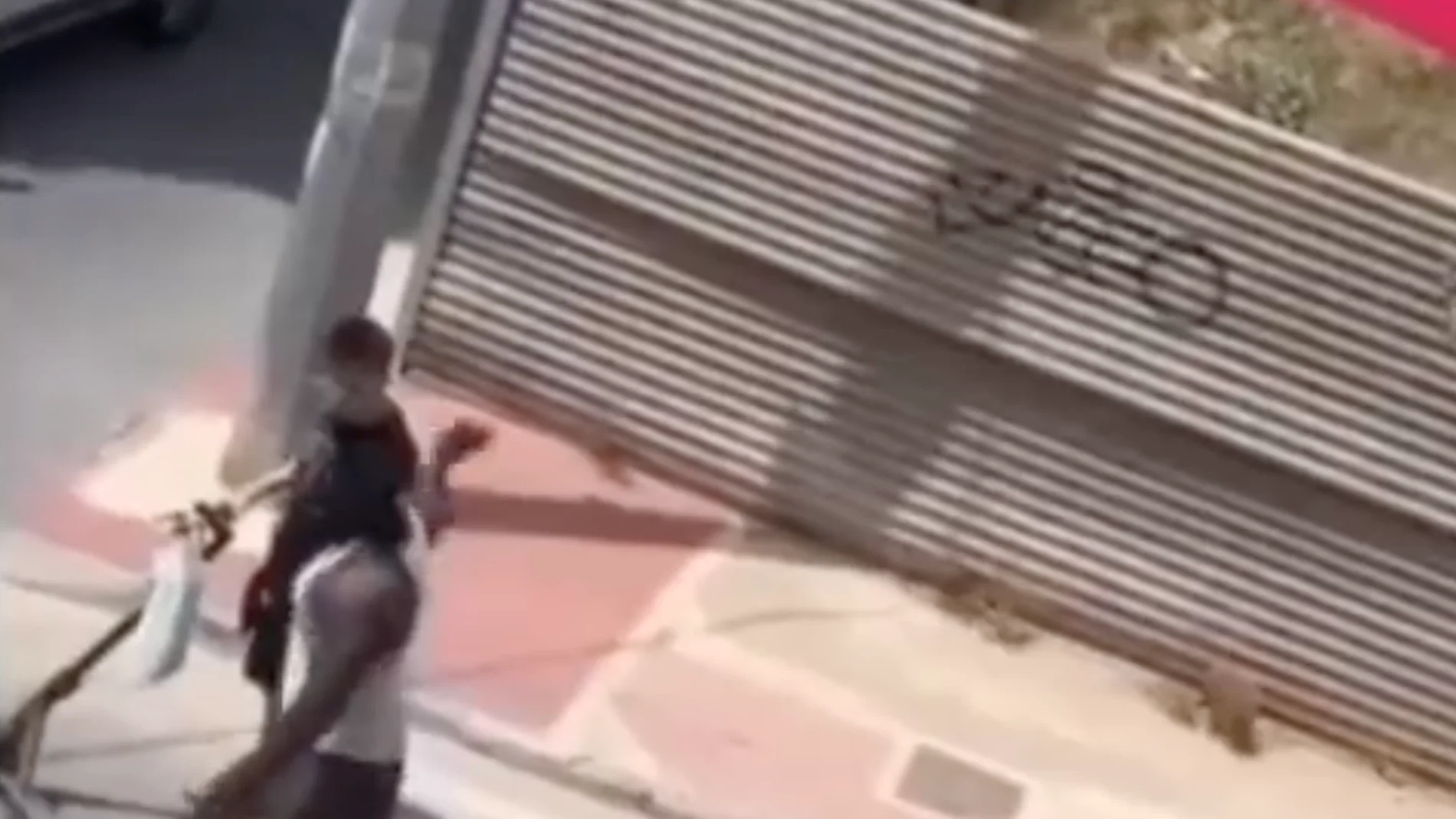 En Murcia, un hombre golpea a un chico en patinete que permanece inmóvil