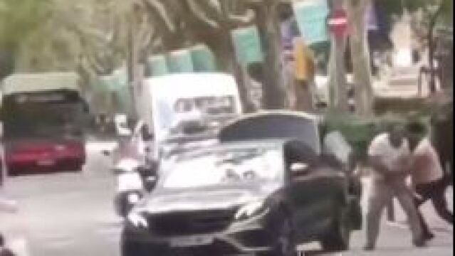 Violenta pelea con de conductores con bate en Barcelona bloquea el tráfico en Passeig de Sant Joan
