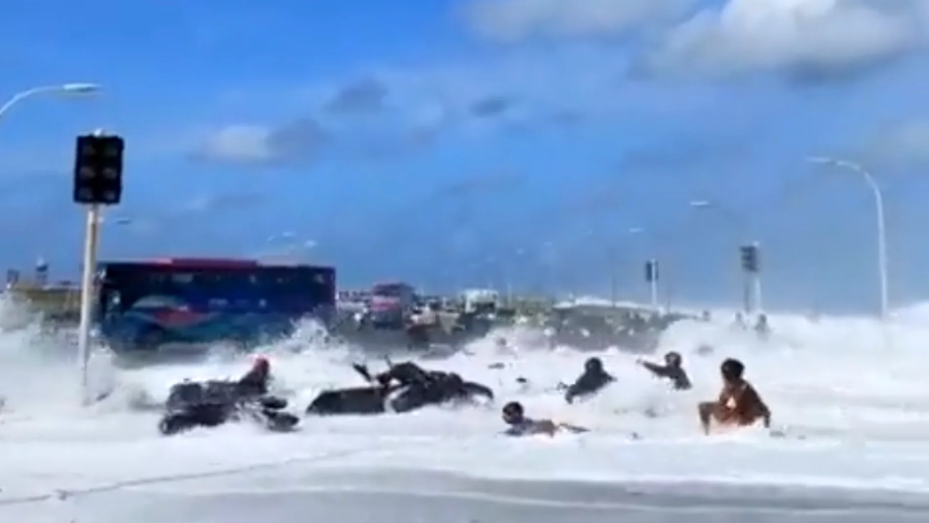 Impactante video muestra cómo fuertes olas derriban a motoristas y ciclistas en las Maldivas