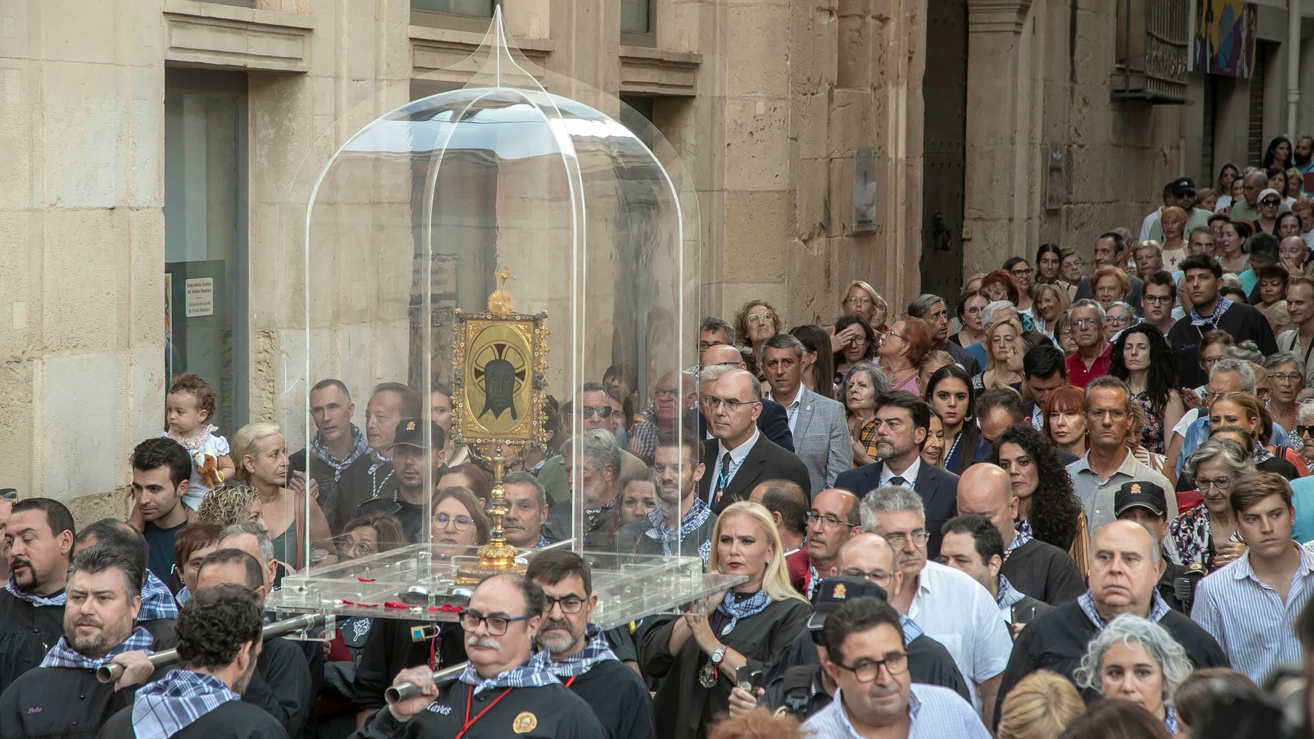 La Santa Faz llega a la Concatedral de Alicante para la Procesión del 25 Aniversario de la Coronación de la Virgen del Remedio