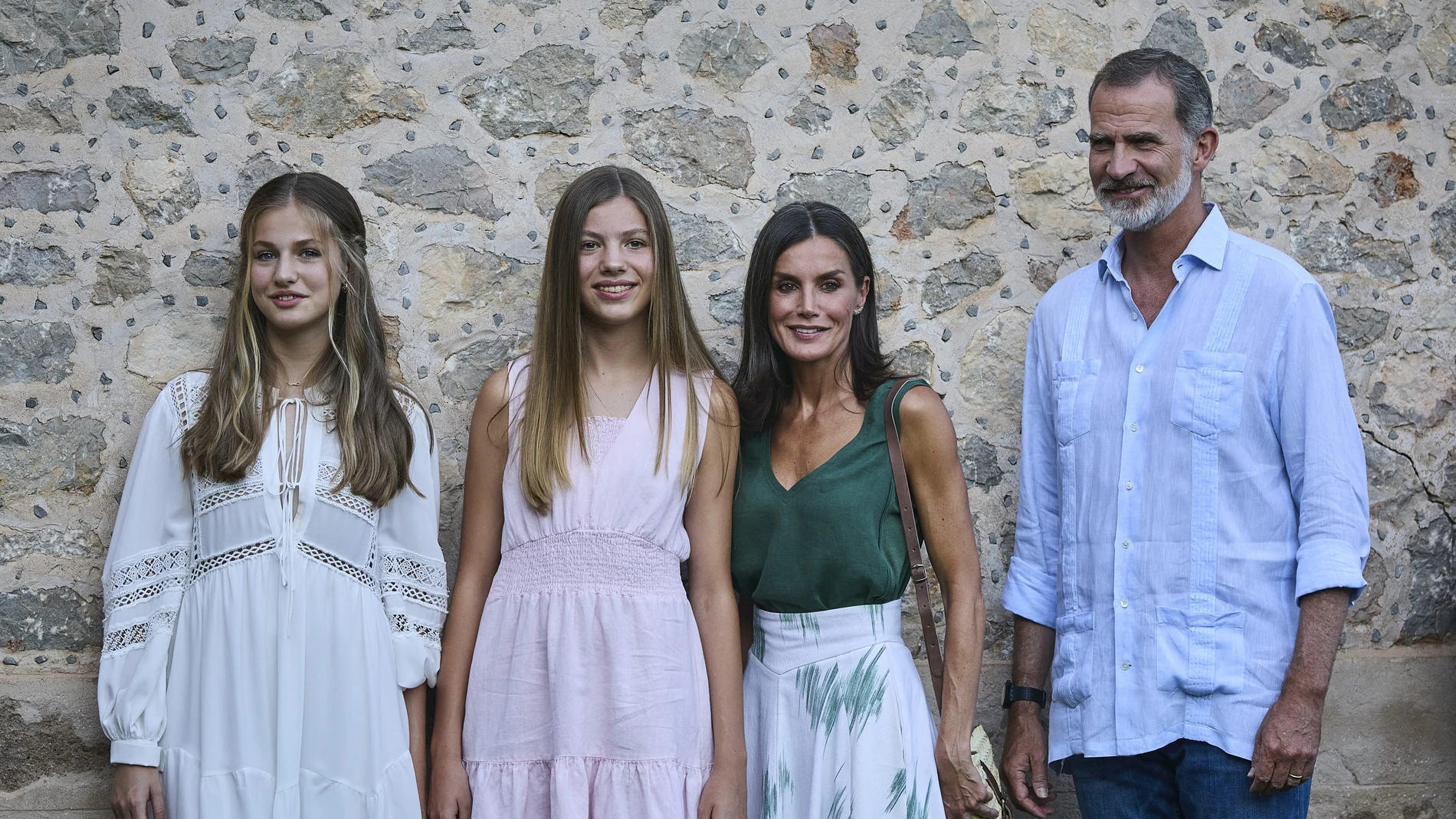 Los Reyes Felipe y Letizia y sus hijas, la princesa Leonor y la infanta Sofía, posan esta tarde durante su visita a la Cartuja de Valldemossa, en la tradicional sesión fotográfica en el inicio de sus vacaciones en la isla.