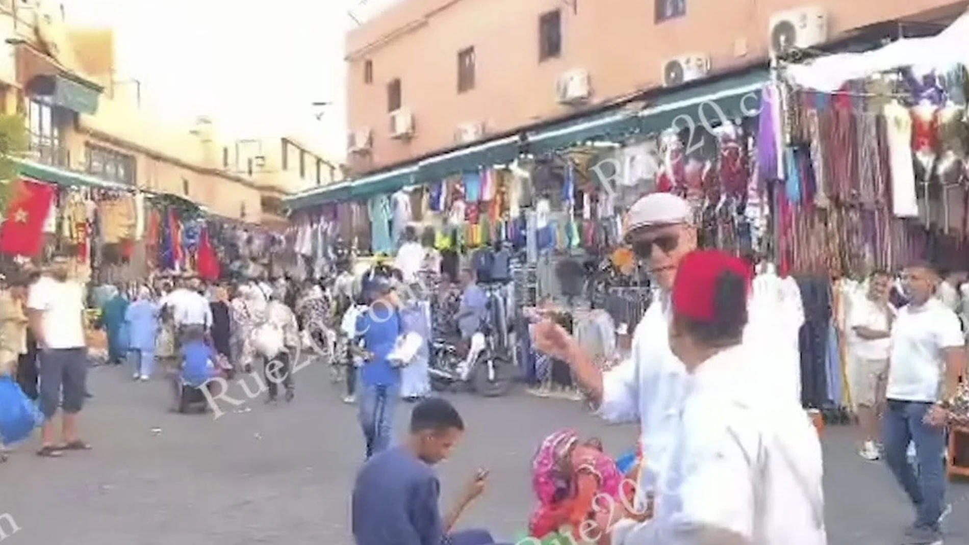 Captura de vídeo del jefe del Ejecutivo español en funciones, Pedro Sánchez (2d), durante su visita este miércoles a Marrakech (Marruecos). Sánchez pasa unos días de vacaciones con su familia tras deplazarse en un avión de línea comercial hasta el aeropuerto de Marrakech, para descansar con su familia antes de iniciar el nuevo curso político.