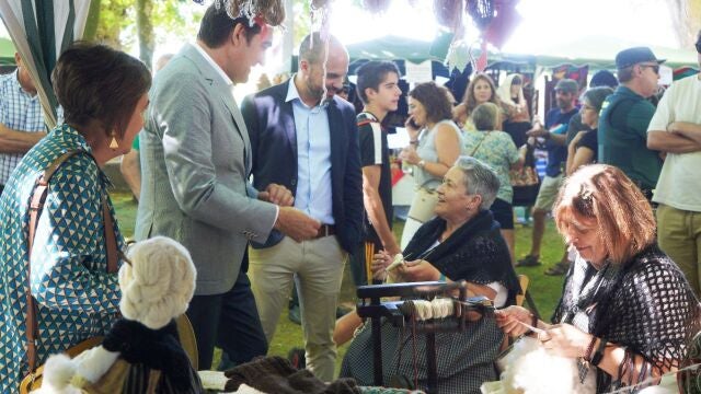 Suárez-Quiñones conversa con varias mujeres artesanas de la lana en Val de San Lorenzo