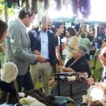 Suárez-Quiñones conversa con varias mujeres artesanas de la lana en Val de San Lorenzo